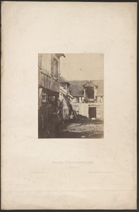 [Cour de ferme] / [Innergården till en bondgård] av Charles Marville