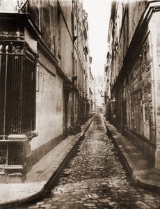 Rue Visconti i Paris hämtad från rue de Seine. 6:e distriktet. av Charles Marville