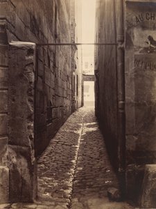 Rue du Chat-qui-Pêche från Rue de la Huchette, ca. 1868. av Charles Marville