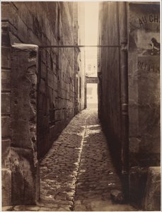 Rue du Chat-qui-Pêche (från Rue de la Huchette) av Charles Marville