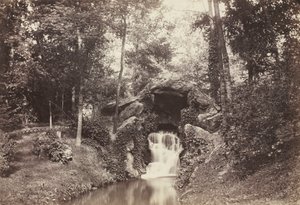 Utsikt över den lilla grottan mot hjortdammen, Bois de Boulogne av Charles Marville