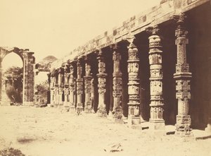 Interiör av det hinduiska templet i Kootub av Charles Moravia