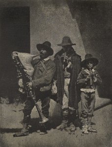 [Grupp med tre italienska gatumusiker framför 21, Quai Bourbon, Paris] av Charles Nègre