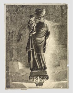 Skulptur av Maria med barn på Notre-Dame, Paris