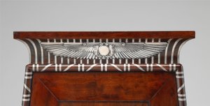 Detalj av ett myntskåp prydt med egyptiska silveremblem, ca 1805 (mahogny) av Charles Percier