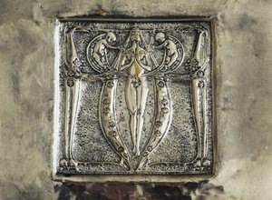 Basrelief, detalj av eldstadsdekoration, sovrum av Charles Rennie Mackintosh, Storbritannien, 1900-talet av Charles Rennie Mackintosh