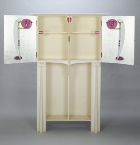 Skåp, gjorda för 14 Kingsborough Gardens, Glasgow, 1902 (målad ek) 88;två figurer på sidodörrarna i arabisk mantel och turban som håller lyktor; av Charles Rennie Mackintosh