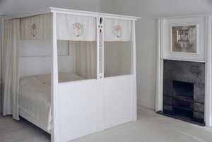 Möbler designade för No. 120 Mains Street, Glasgow, himmelssäng, ca 1900 (målat trä och emalj) av Charles Rennie Mackintosh