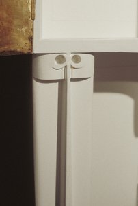Vitt skåp designat för Mrs. Rowat, 1902 (trä, målat glas, emalj) av Charles Rennie Mackintosh