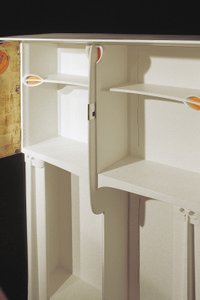 Vitt skåp designat för Mrs. Rowat, 1902 (trä, målat glas, emalj) av Charles Rennie Mackintosh