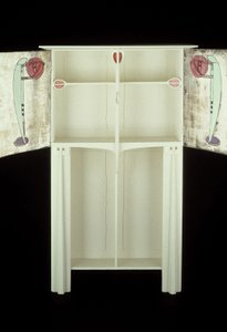 Vitt skåp designat för Mrs. Rowat, 1902 (trä, målat glas, emalj) av Charles Rennie Mackintosh