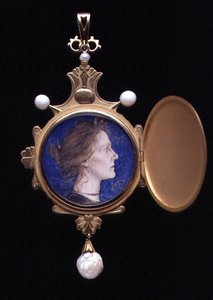 Pegasus hänge som innehåller miniatyr av Miss Edith Emma Cooper (1862-1913) 1901 (penna & wc på emalj) (se 109662 för exteriör) av Charles Ricketts