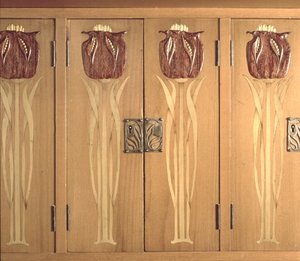 Detalj av snidade inlägg på skåpet, gjord av Guild of Hanicraft, ca 1898-99 (mahogny, järnek och mässing) av Charles Robert Ashbee