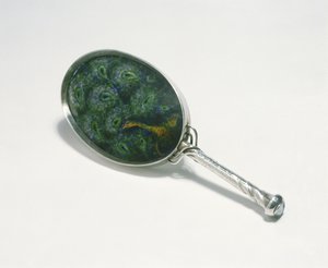 Handspegel designad av Ashbee med påfågeldesign emaljerad av William Mark, gjord av Guild of Handicraft, 1903 (silver)