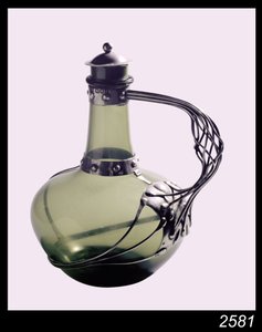 Silvermonterad grön glaskaraff med tillverkarmärke för Hantverksgillet, 1901 (glas och silver)