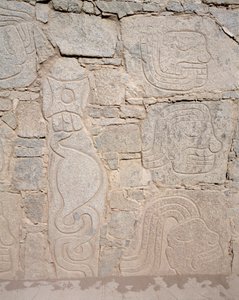 Förcolombiansk konst: relief på ruiner, 900-talet f.Kr. (fotografi av Chavin Chavin