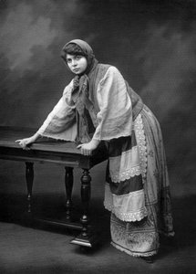 Franska skådespelerskan Jane Rosni-Derys som Sonia Randzew i pjäsen "Les revoltes", Paris, foto av Cheri Rousseau och Glauth från fransk tidning "Le theatre" december 1908