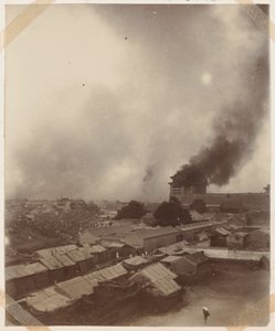 En stor brand vid Pekings huvudport, 1900 av Chinese Photographer