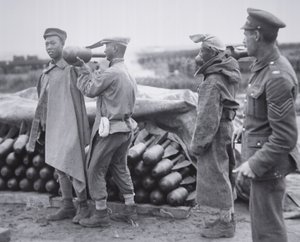 Kinesisk enhet lagrar flygbomber vid en ammunitionsdepå i Frankrike av Chinese Photographer