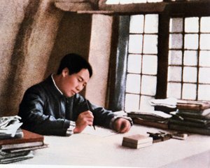 Mao skriver sitt verk ""Från långvarigt krig"" i en grotta i Yenan av Chinese Photographer