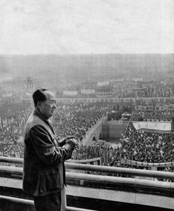 Porträtt av Kinas statschef Mao Tse-Tung (Mao Ze-Dong eller Mao Zedong eller Mao Tse Toung eller Mao Tso Tong) (1893-1976) under kommunistpartiets minneshögtid. Kina, omkring 1960.