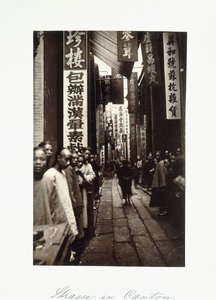 Street Scene in Canton, ca 1870-talet (albumintryck) av Chinese Photographer