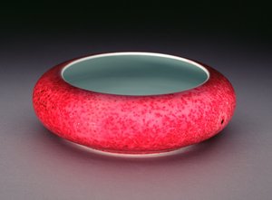 En kinesisk porslinspeachbloom glasyrborsttvättare (porslin)