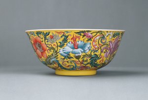 En fin famillerosa gulmald skål, 1821-1850 av Chinese School