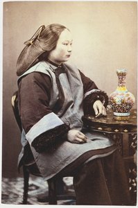 Ett handtonat fotografi av en ung kinesisk kvinna av Chinese School