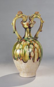 Amfora med handtag i form av drakhuvuden med trefärgad glasyr, Tang Dynasty, 618-907 (keramik)