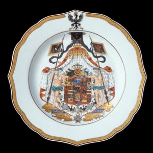 An Armorial Dinner Plate, Qianlong Period (1736-95) c.1755 (porslin)