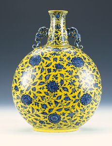 En underglasyr blå och gul emaljerad månflaska med pion- och lotusmönster, ca 1723-1735 av Chinese School