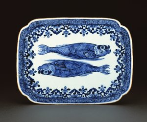 Blått och vitt exportfat i porslin målat med fisk (porslin)