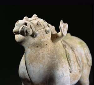 Bull, Warring States period (1027-220 BC) (lergods) (detalj) (se 176595) av Chinese School