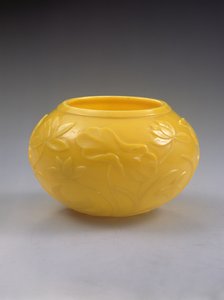 Snidad skål, Qianlong-period (1736-95) (färgat glas) (se även 272125) av Chinese School