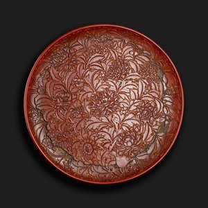 Utskuret fat med märket Xuande (1426-36) i basen, kinesiskt (röd lack på trä) av Chinese School