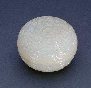 Circular Seal-Paste Box av Guri-lackstil med lingzhi-rullar, Ming-dynastin (vit sten) (se även 241120) av Chinese School