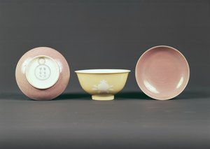 Cirkulär skål, Chien Lung period (1736-95) (keramik) av Chinese School