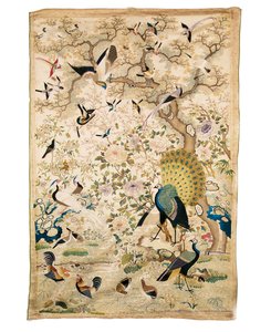 Broderad panel med ett par påfåglar och många andra fåglar under ett knotigt träd med pioner och prunusblom, kanton av Chinese School