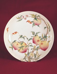 Famille ros tallrik dekorerad med ett mönster av aprikoser, Qing Dynasty (porslin)