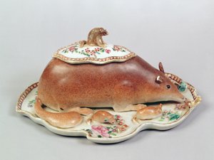 Famille rossåsterrin och lock modellerad som en ekorre, Chien Lung period (1736-95) (keramik)