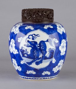 Burk (med lock och drakedesign), 1662-1722 (keramik) av Chinese School
