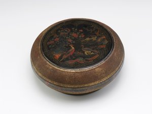 Lackerad och korgpanel rund låda, sent 16:e-tidigt 17:e (svart lack på träkärna med polykroma pigment förgyllning och bambu korg) av Chinese School