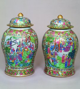 Ett par Canton famille rose balustervaser och kupolformade lock, tidigt 1800-tal av Chinese School
