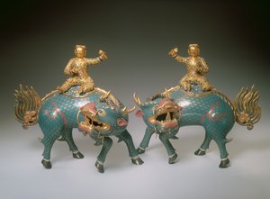 Ett par Qilin, Qianlong period (1736-95) (cloisonne & champleve emalj med förgylld metall) (för detaljer se 272143)