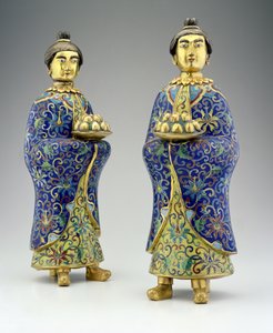 Ett par kvinnliga skötare, Qianlong-perioden, 1736-95 (cloisonne-emalj) av Chinese School