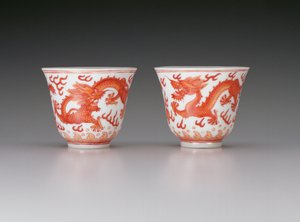 Ett par vinkoppar, föreställande femklorade drakar i jakten på flammande pärlor, Guangxu-märke och period 1875-1908, kinesiska (porslin med järnröd dekoration) av Chinese School