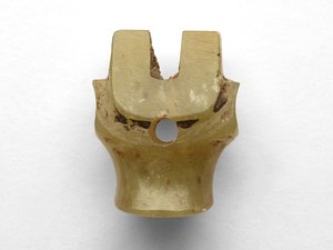 Hänge i form av ett nötkreaturshuvud, omarbetat, c.1100-1000 f.Kr. av Chinese School