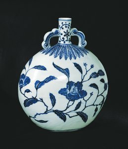 Pilgrims blå och vit kalebass med blomdekorationer, c.1403-24 (keramik) av Chinese School