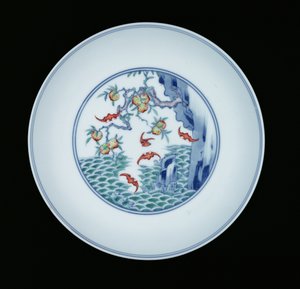 Porslinsfat målat i underglasyrblått och ducai-emaljer, 1723-1735 (porslin)